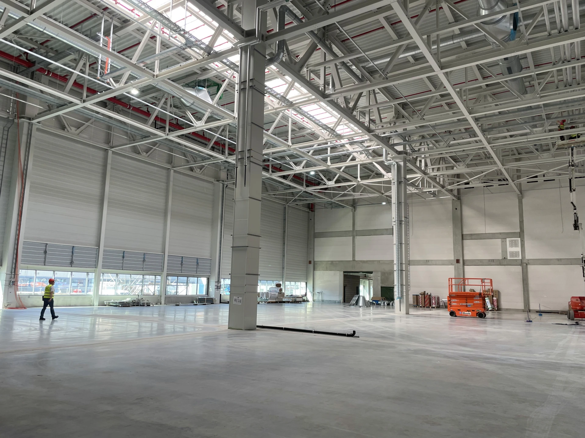 Innenansicht der BMW-Werkserweiterung Gebäude 50 in Leipzig.