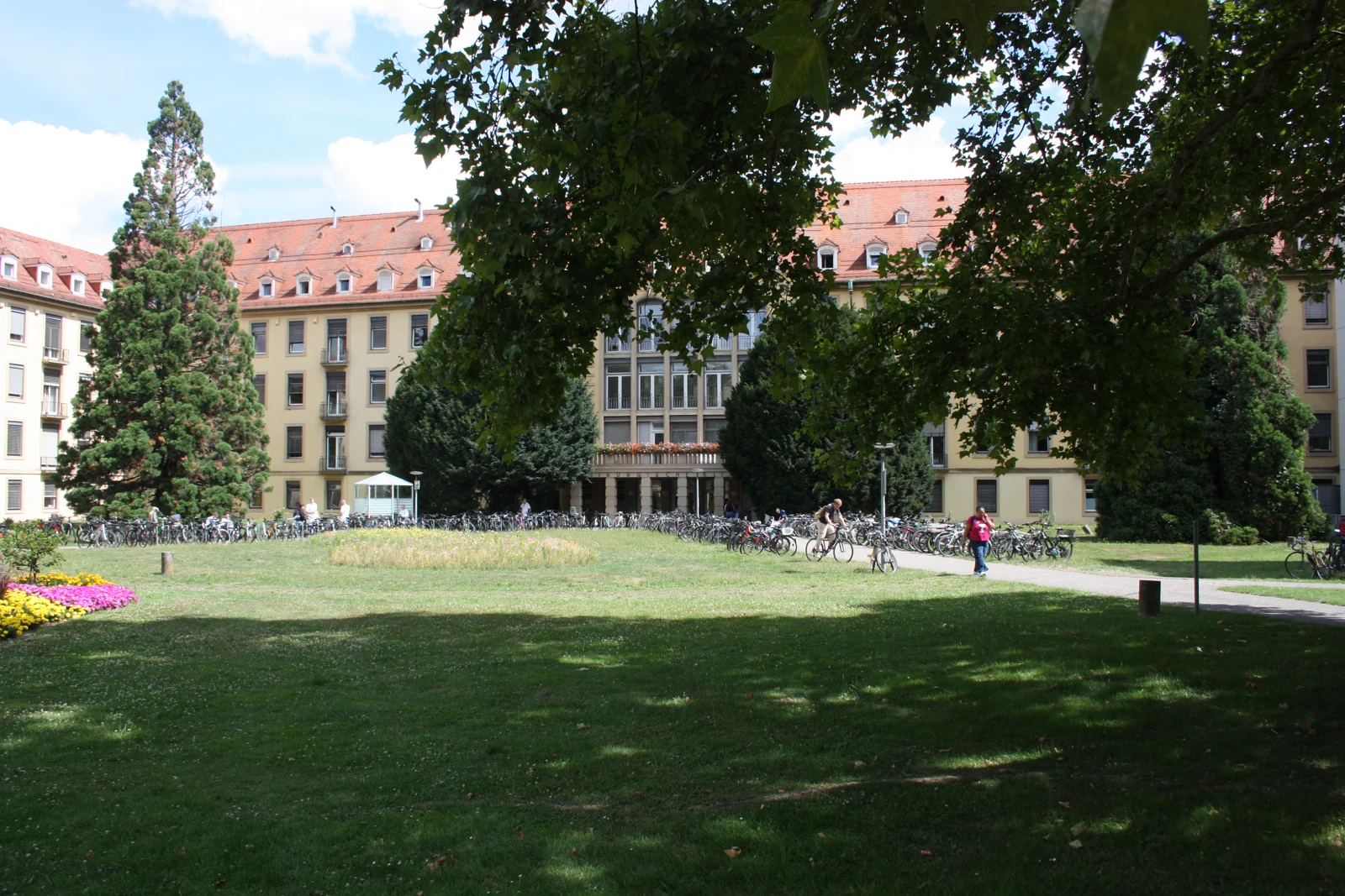 Universitätsklinikum Freiburg – Blick über das Klinikgelände (2025).