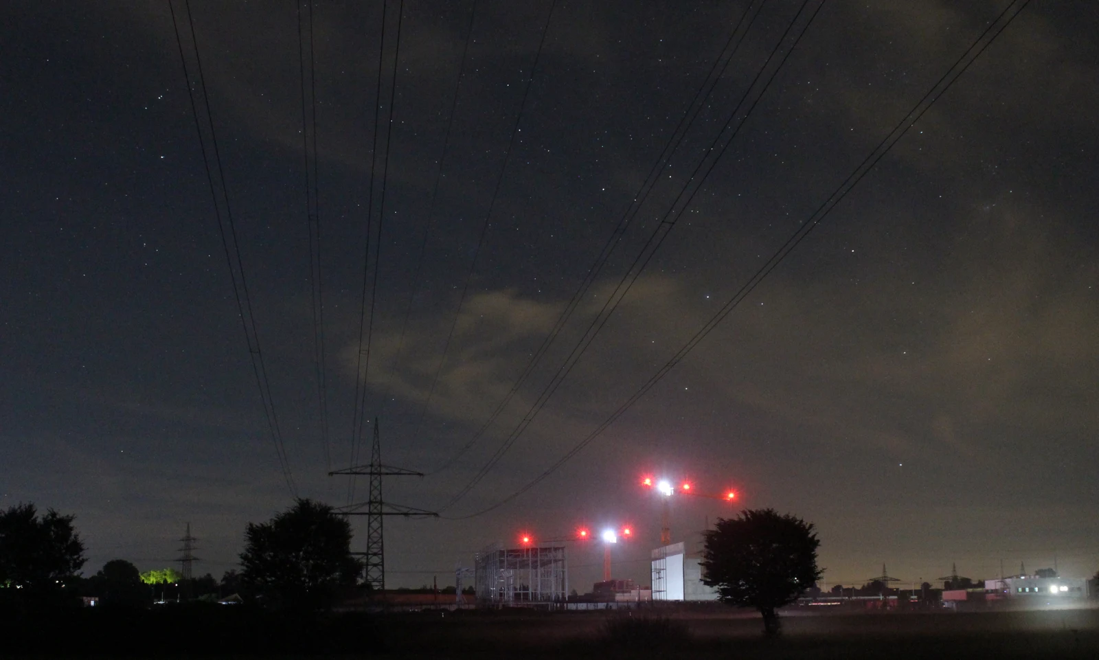 Baustelle des SuedLink-Konverters Großgartach bei Nacht, Juli 2024.